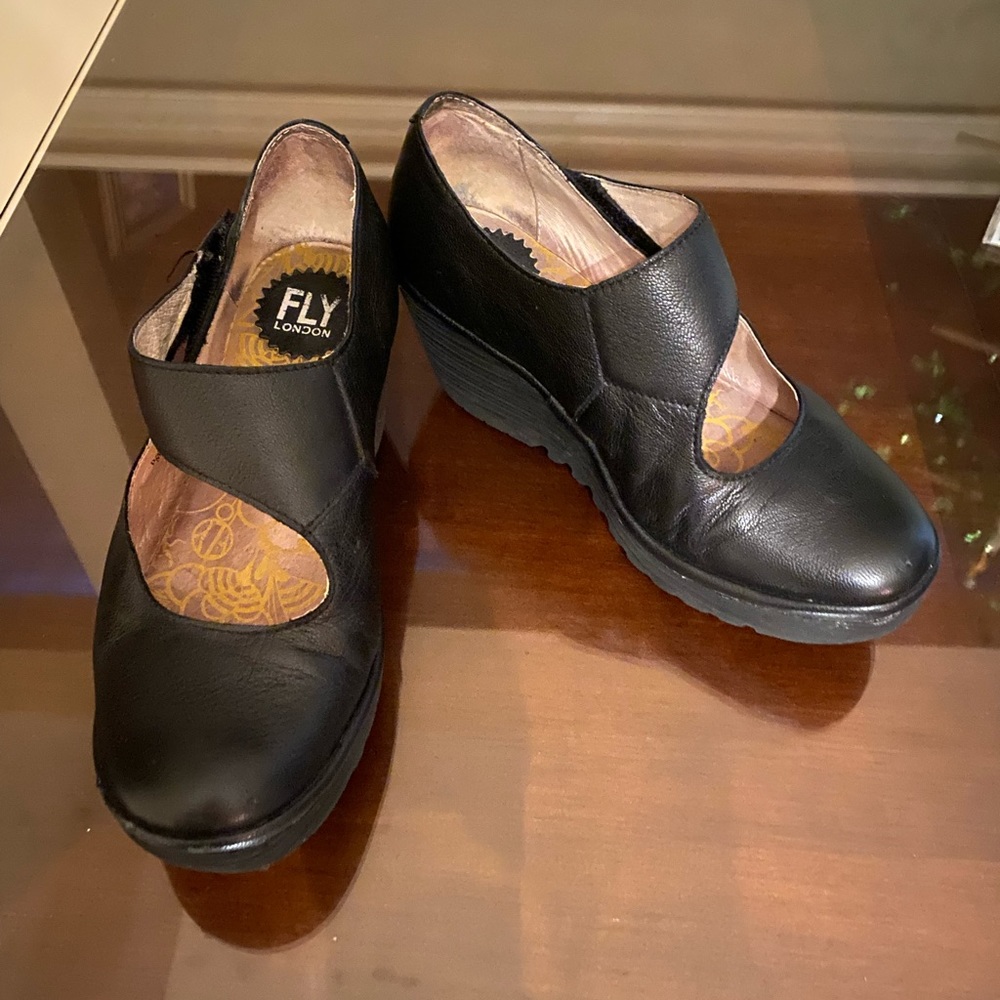 London Fly black wedges